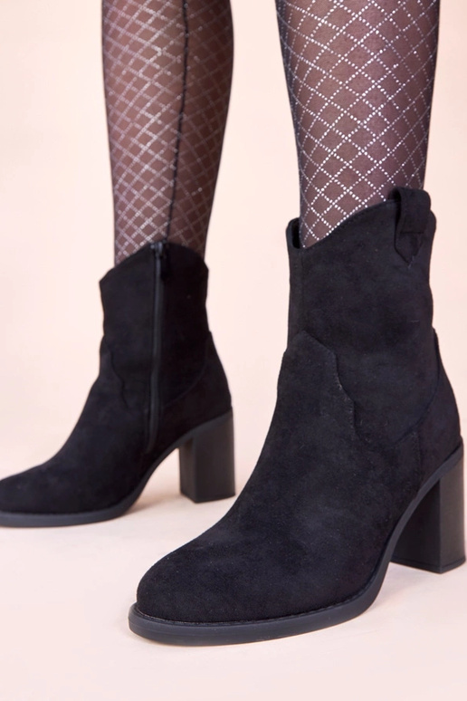 Schwarze Stiefeletten auf Absatz aus...