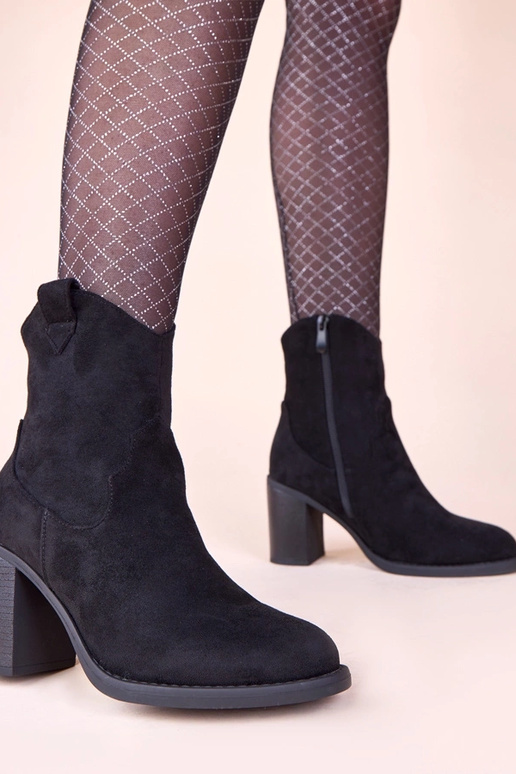 Schwarze Stiefeletten auf Absatz aus...