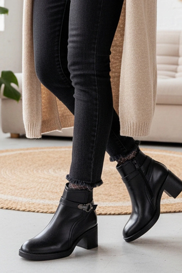 Schwarze Stiefeletten auf... 2