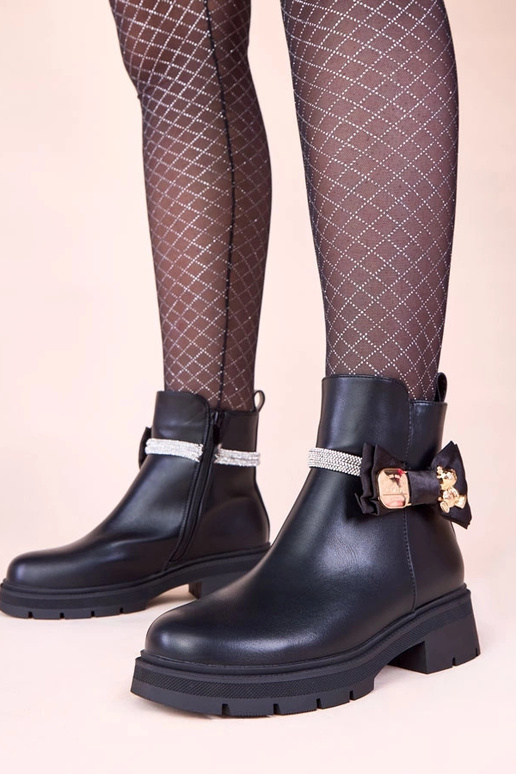 Schwarze Stiefeletten verziert mit...