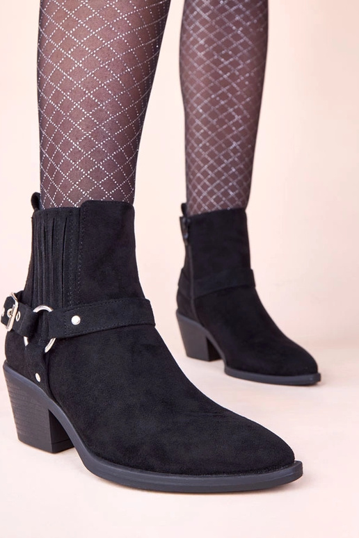 Zwarte enkellaarsjes op een blokhak...