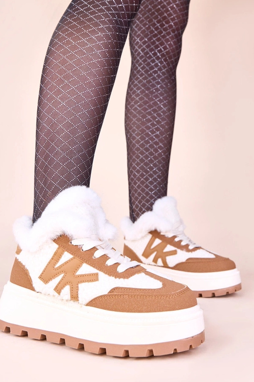 Bruine gevoerde sportieve schoenen...