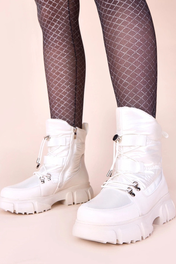Bottes blanches enneigées avec éclat perlé, doublées de fourrure Jassi