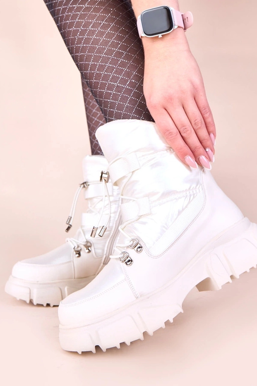 Bottes blanches enneigées avec éclat...