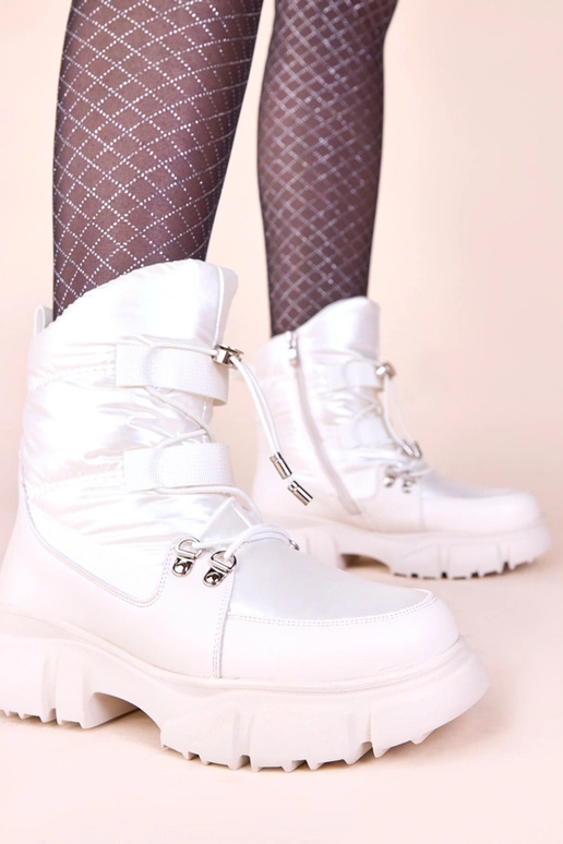 Witte sneeuwschoenen met parelachtige...