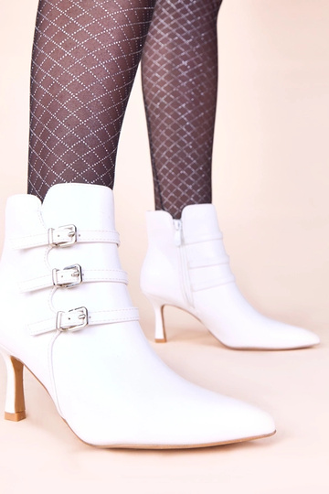 Bottines blanches à talons... 2