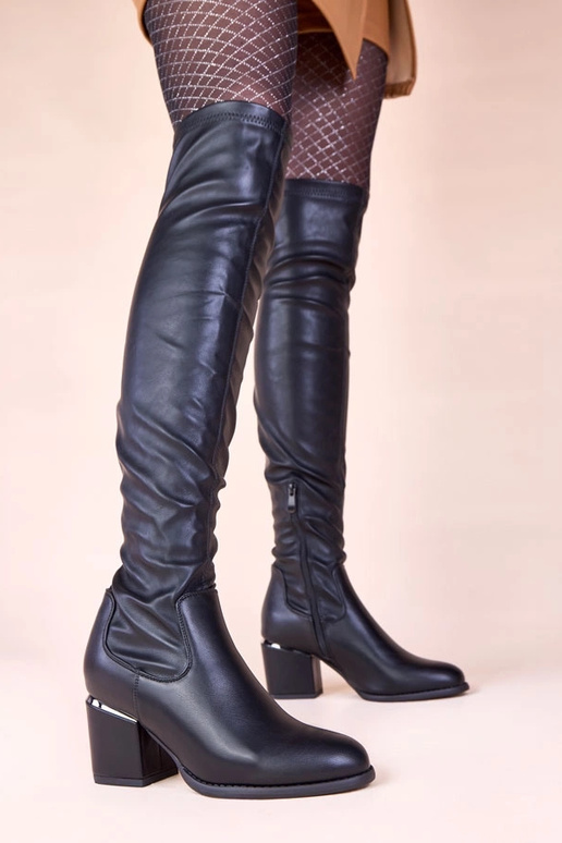 Schwarze Overknee-Stiefel auf...