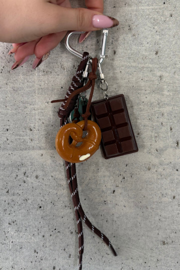 Porte-clés ou sac chocolat en forme de bretzel avec cœurs Jorine