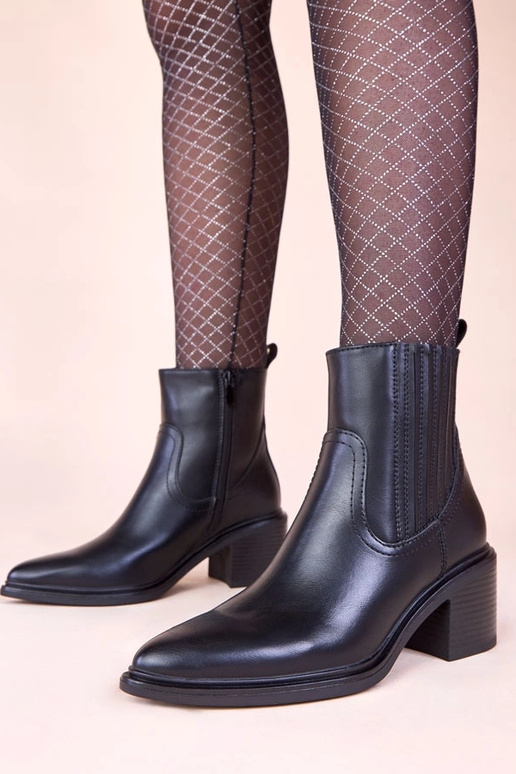 Zwarte enkellaarsjes op een blokhak...