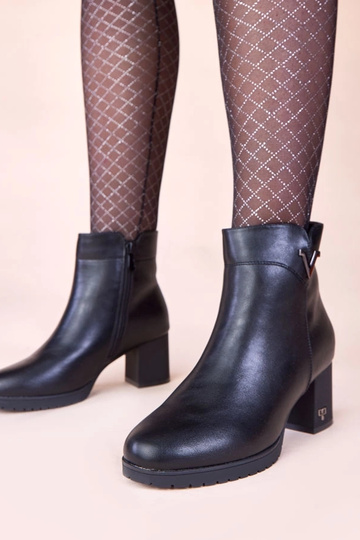 Zwarte enkellaarsjes op een...