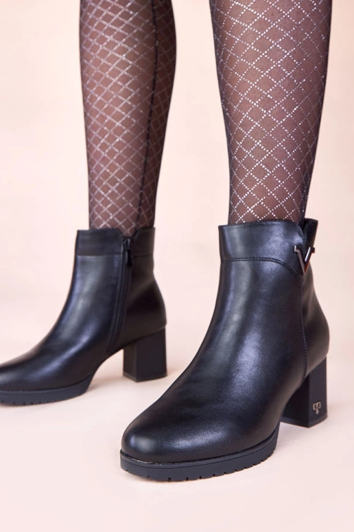 Bottines noires à talon avec finition...