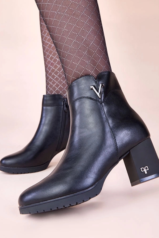 Schwarze Stiefeletten mit mattem...