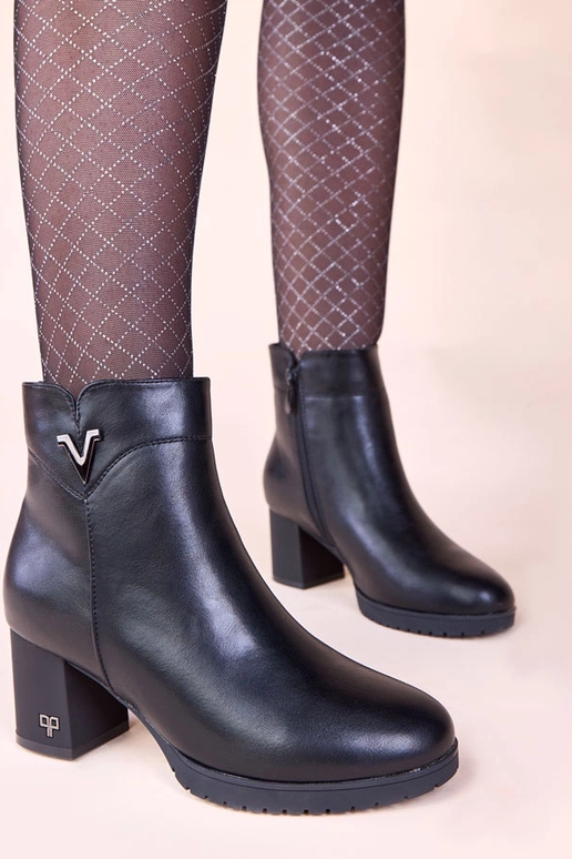 Bottines noires à talon avec finition...