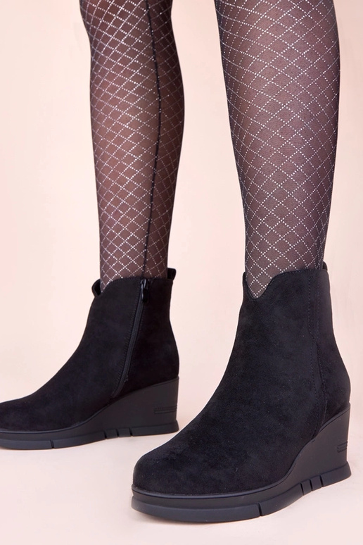 Schwarze Stiefeletten auf Plateau aus...