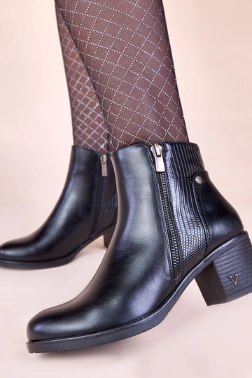 Zwarte enkellaarsjes op een... 2