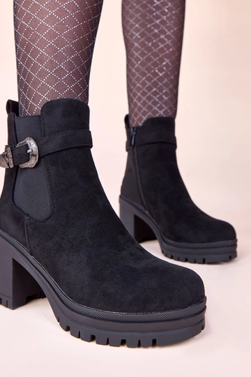 Schwarze Stiefeletten mit dekorativer Schnalle Gwella