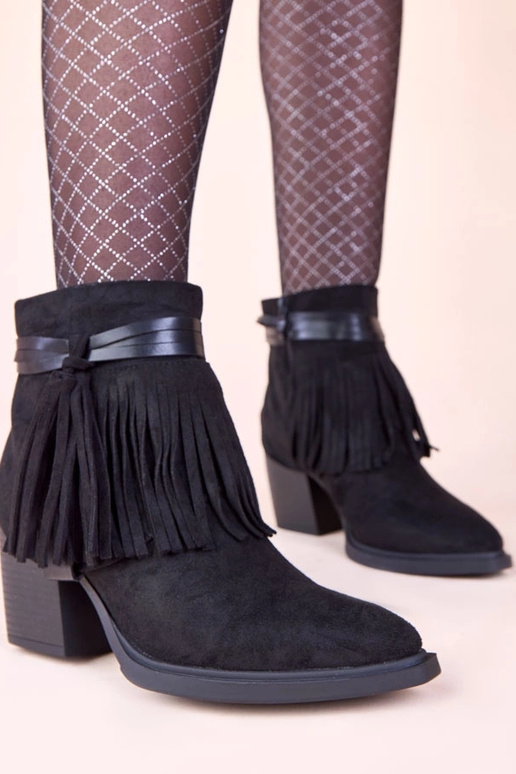 Bottines noires à talon ornées de...