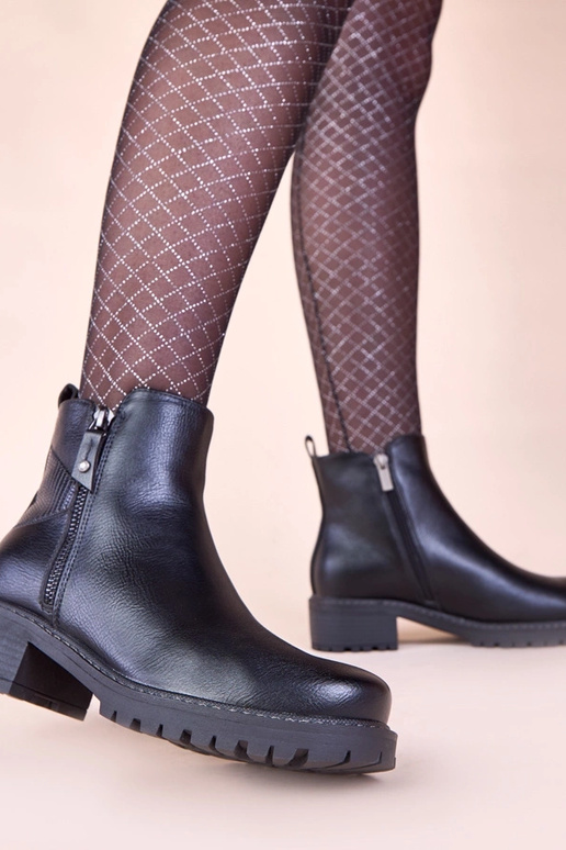 Schwarze Stiefeletten auf zartem...