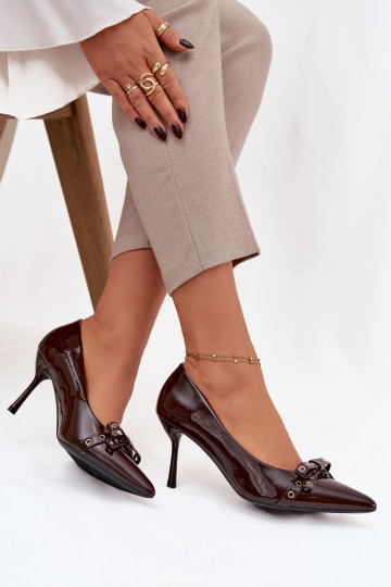 Janisse High Heels mit Lackeffekt und Schleifen in Schokoladenfarbe