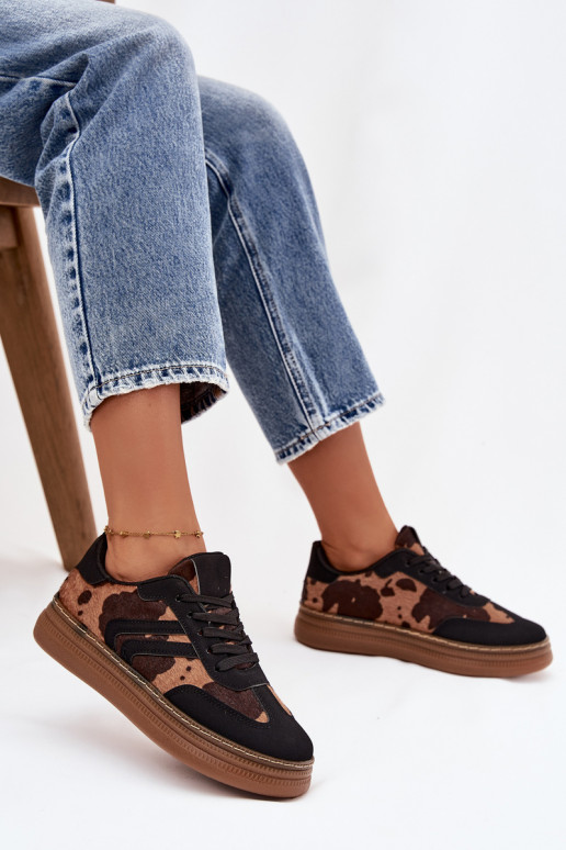 Chaussures modèle baskets Féminin avec une plateforme DANS Łaty couleur noire Denissa