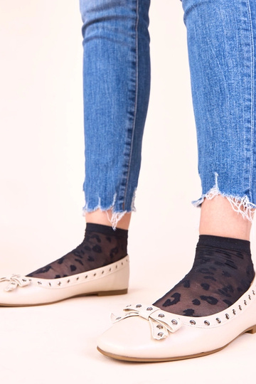 Beige Ballerinas mit dekorativen Ösen und Schleifchen Baisa