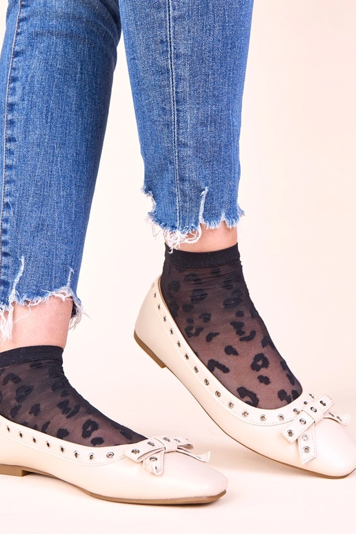 Beige Ballerinas mit dekorativen Ösen...