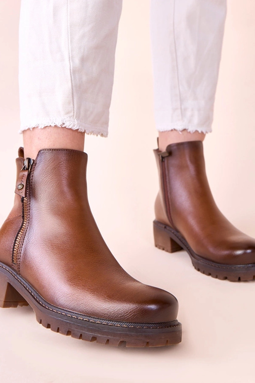 Bottines marron sur talon délicat...