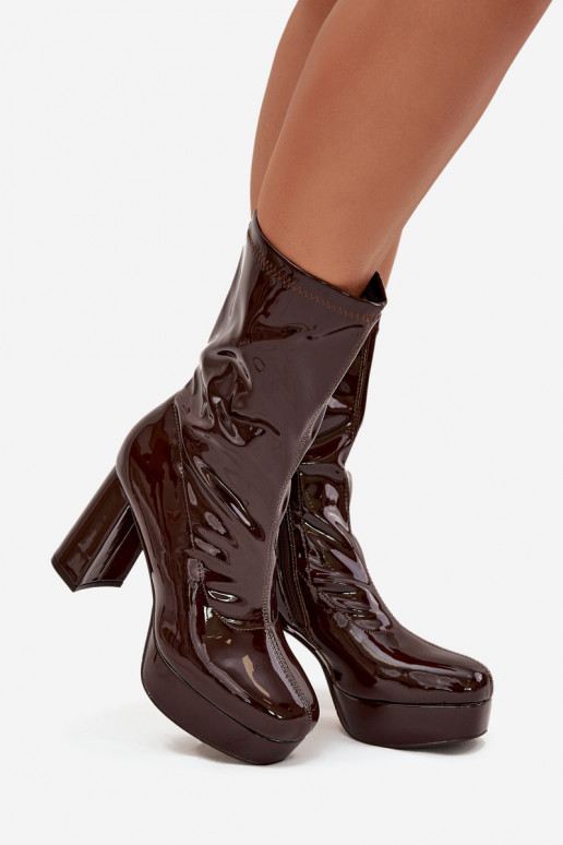 mit Lackeffekt Damenstiefel mit einer Plattform I SłupkoZuym Obcasie CzekoladoZue Calvessa