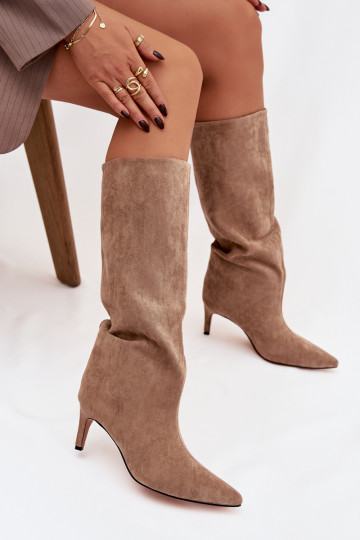 Bottes longues féminines à enfiler isolées avec talons fins couleur sable Olivienne