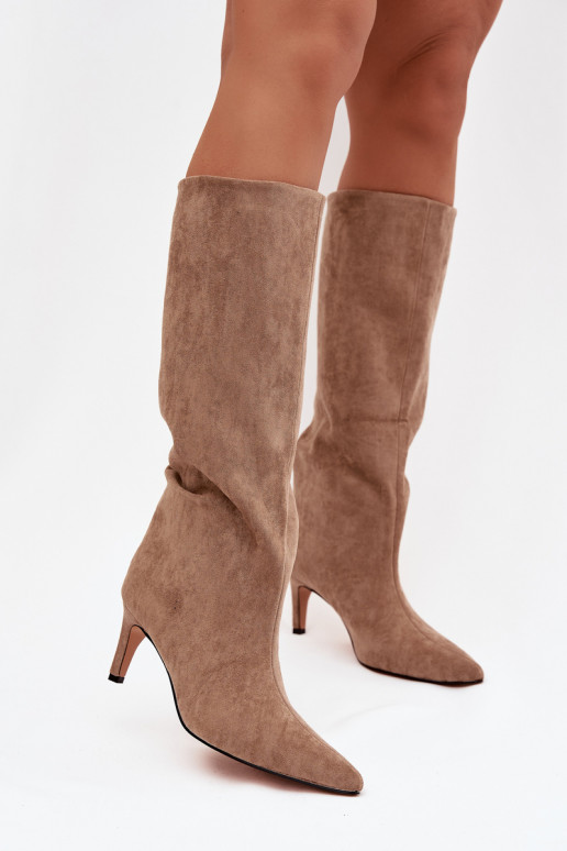 Bottes longues féminines à enfiler isolées avec talons fins couleur sable Olivienne