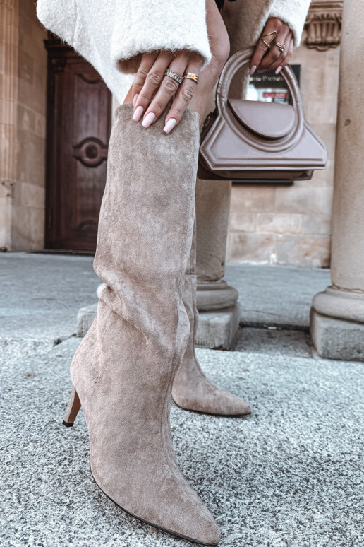 Olivienne vrouwelijke lange laarzen instapmodel gevoerd met dunne hakken zandkleur