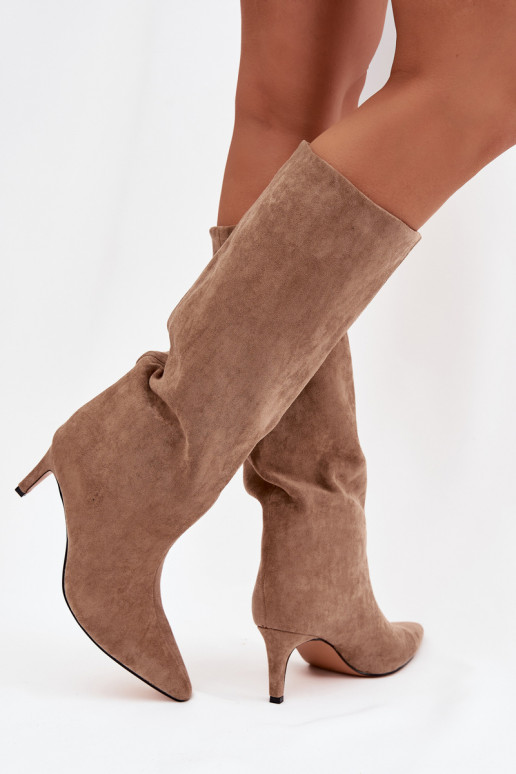 Bottes longues féminines à enfiler isolées avec talons fins couleur sable Olivienne