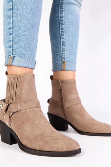 Graue Stiefeletten auf...