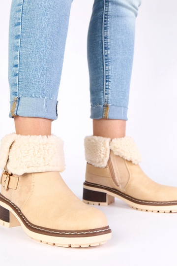 Sandfarbene Stiefeletten...