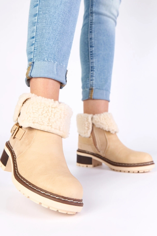 Zandkleurige enkellaarsjes op hak met...