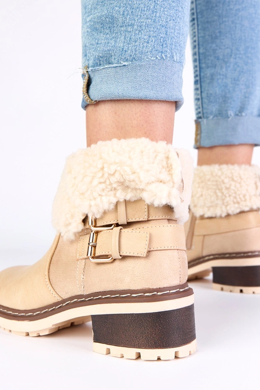 Zandkleurige enkellaarsjes op hak met...