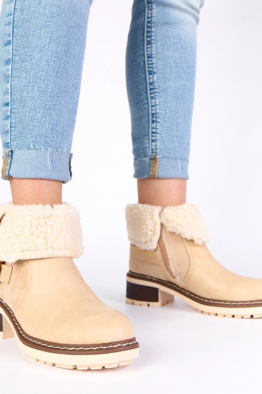 Sandfarbene Stiefeletten mit Absatz...