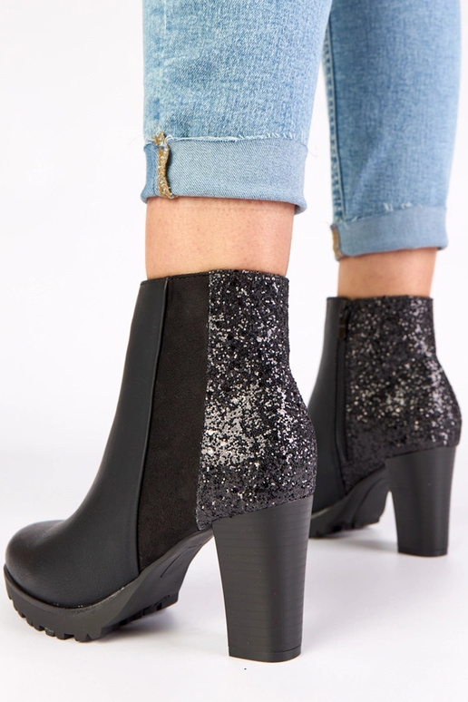Bottines noires sur talon avec...