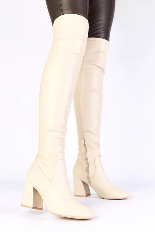 Sandfarbene Overknee-Stiefel über dem...