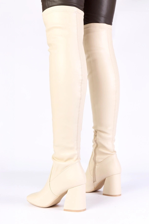 Sandfarbene Overknee-Stiefel über dem...