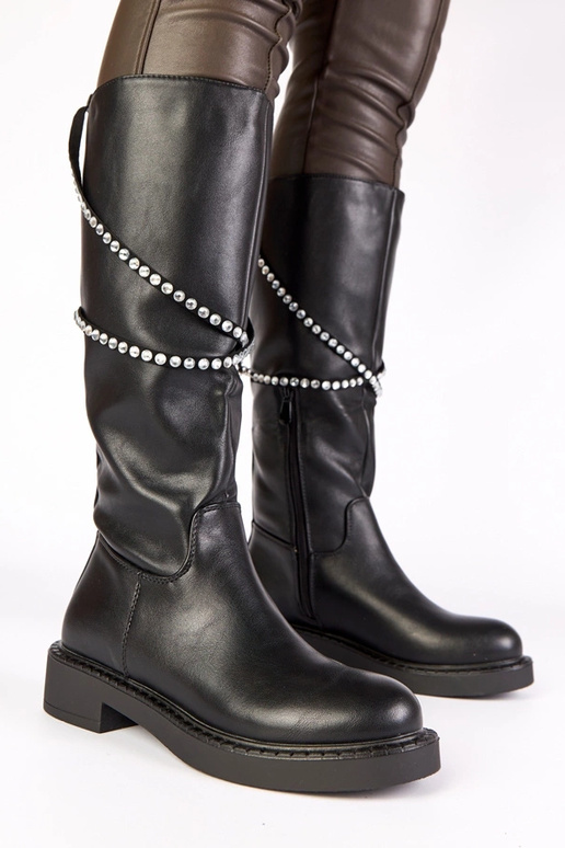 Bottes noires hautes avec un bracelet...