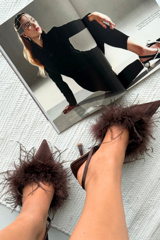 Talons aiguilles avec plumes et talon ouvert couleur chocolat Belice