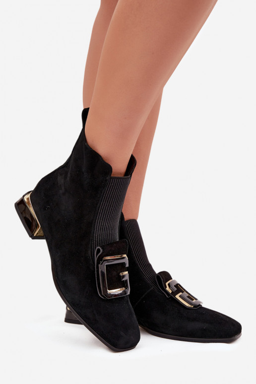 Dames schoenen van kunstsuède op een lage hak met ornamenten D&A MR52-217 zwarte kleur