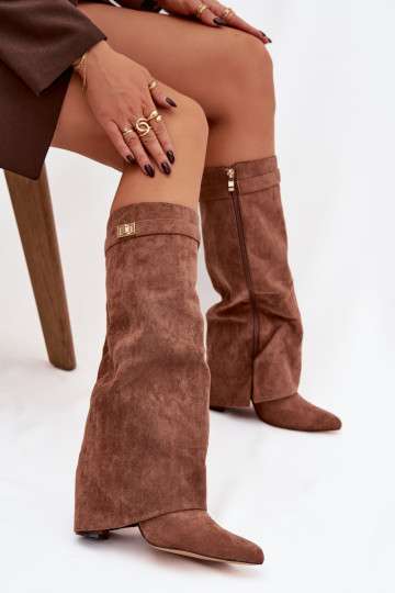 Bottes hautes en suédine synthétique sur un talon épais, isolées avec tige repliée, couleur sable Evyra