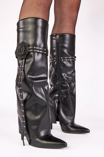 Bottes noires à talon haut avec tige repliée, ornées d'une rose et de clous Ida