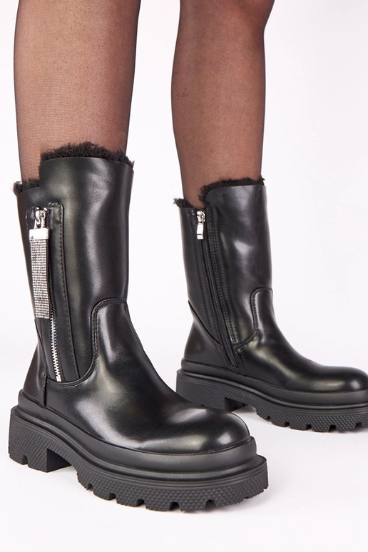 Zwarte enkellaarsjes op platform met...