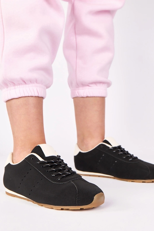 Schwarze Sneakers mit weißem Akzent...