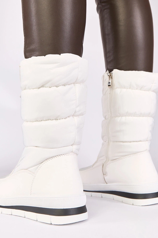 Bottes à neige blanches à petit talon...