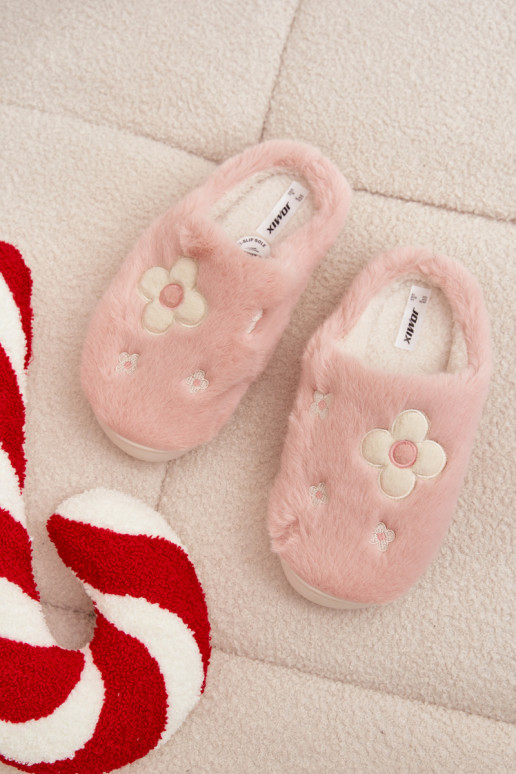 avec un manteau de fourrure Chaussonsavec des motifs florauxuszkami couleur rose Selinne
