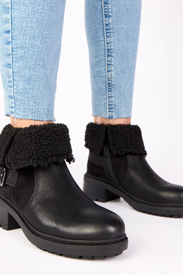 Bottines noires à talons...